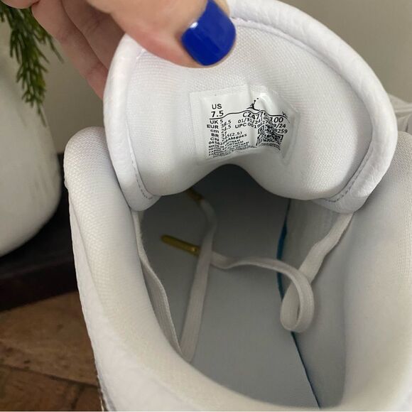 NIB Jordan 1 Low - Picture 7 of 8